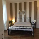 Charming & Bright Lakefront