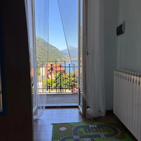 Charming & Bright Lakefront Apartmán